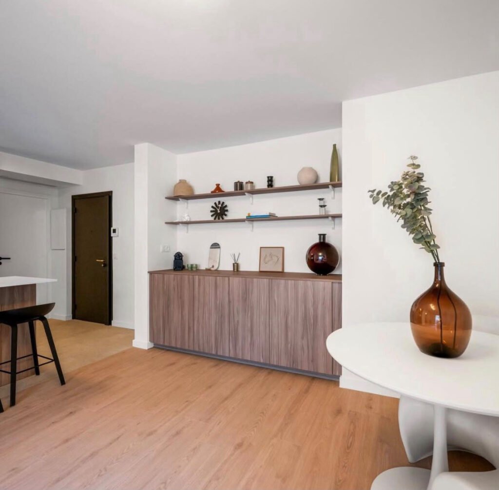 Espace repas et buffet en bois dans un appartement rénové à Antibes