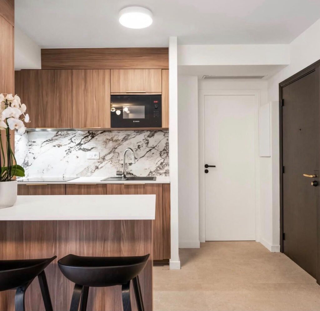 Cuisine ouverte et comptoir dans l’appartement à Antibes
