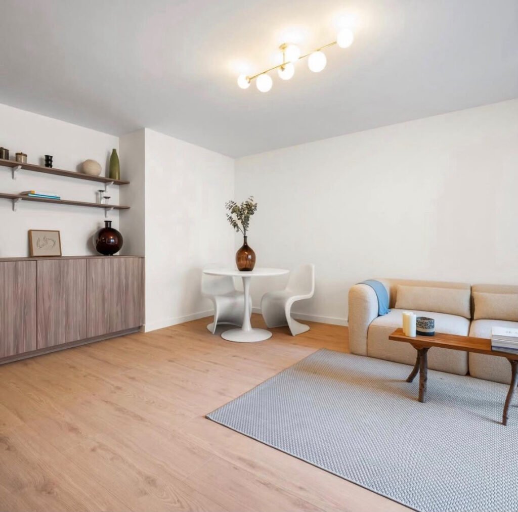 Séjour aux teintes claires dans l’appartement à Antibes