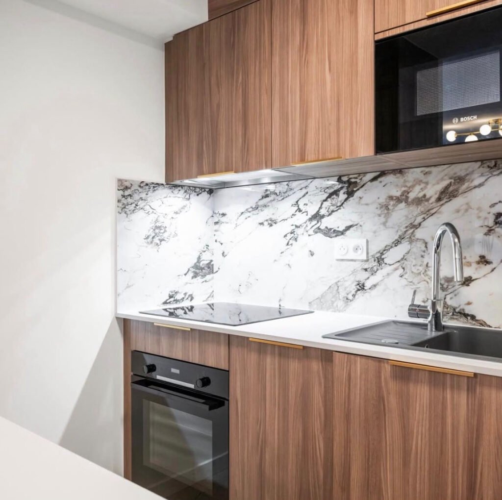 Crédence et cuisine de l’appartement à Antibes