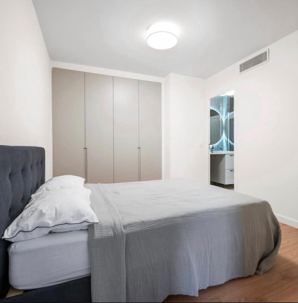 Chambre rénovée dans l’appartement à Antibes