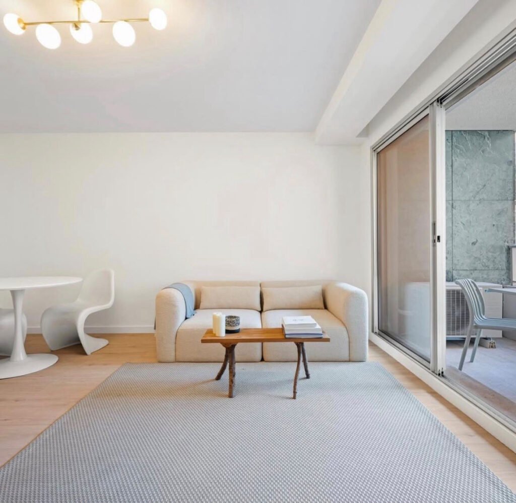 Salon et baie vitrée dans l’appartement à Antibes