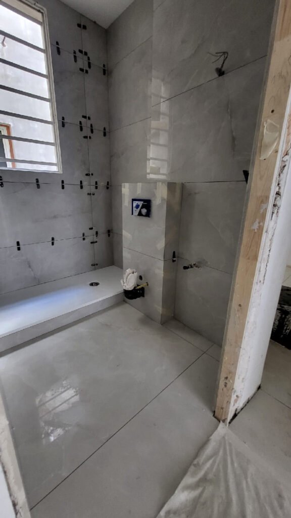 Pose de carrelage et préparation de salle d’eau — chantier AKM RENOV
