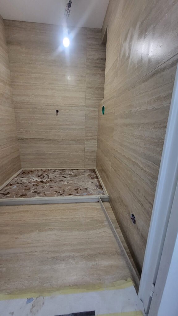 Pose de carrelage et préparation de salle d’eau — chantier AKM RENOV