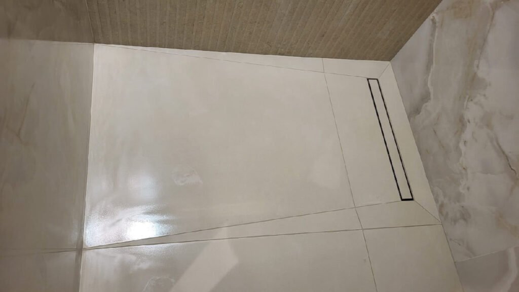Pose de carrelage et préparation de salle d’eau — chantier AKM RENOV