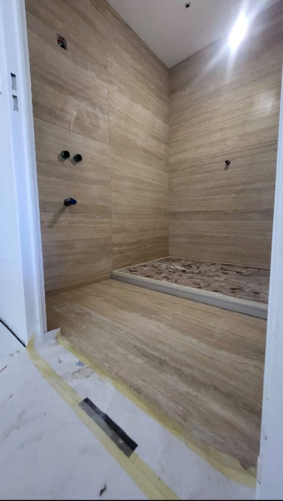 Pose de carrelage et préparation de salle d’eau — chantier AKM RENOV