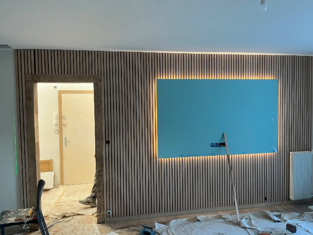 Habillage mural décoratif et éclairage intégré