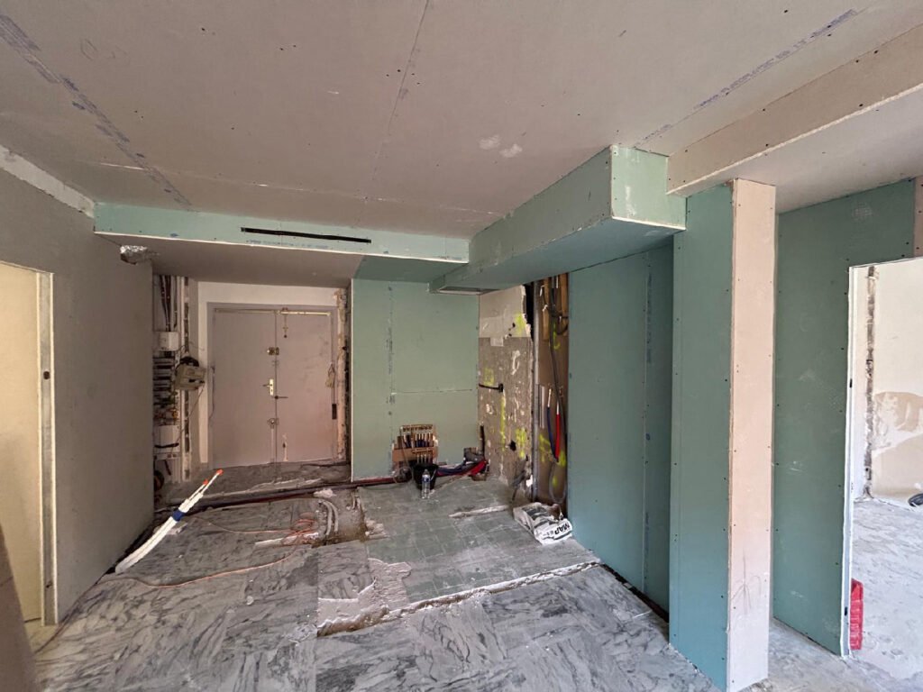 Cloisons et plafond en plaques de plâtre pendant les travaux