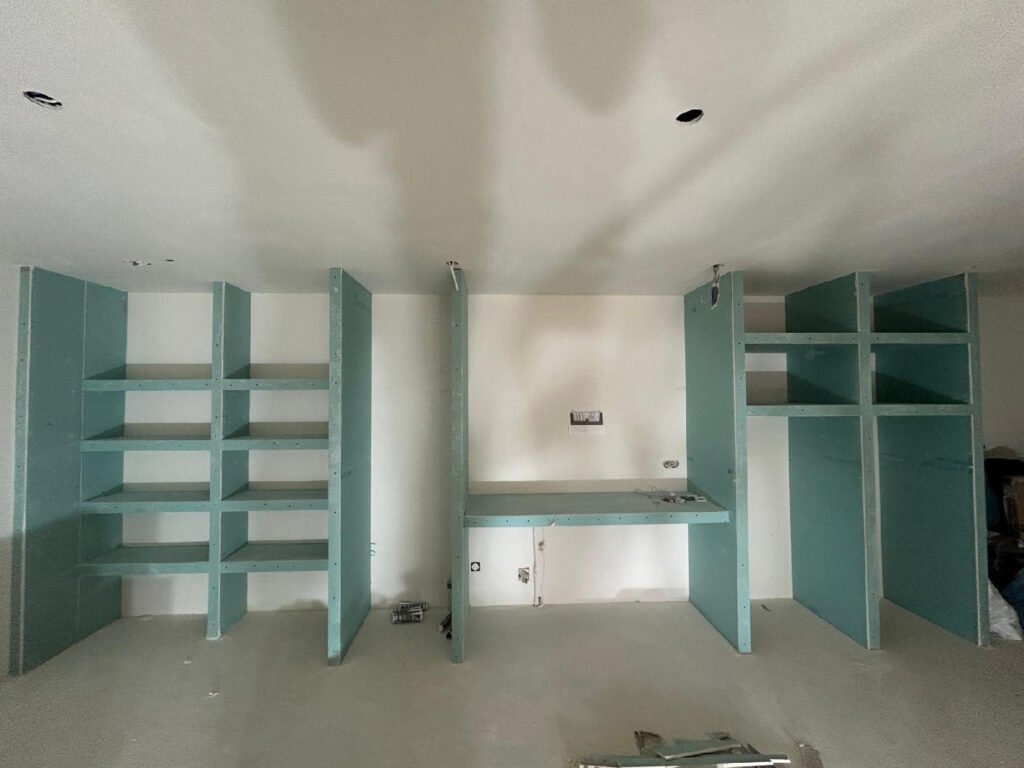 Niches et habillage en plaques de plâtre en cours de pose
