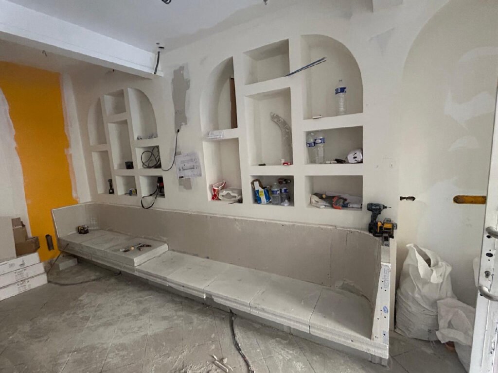Préparation des niches et des surfaces avant finitions