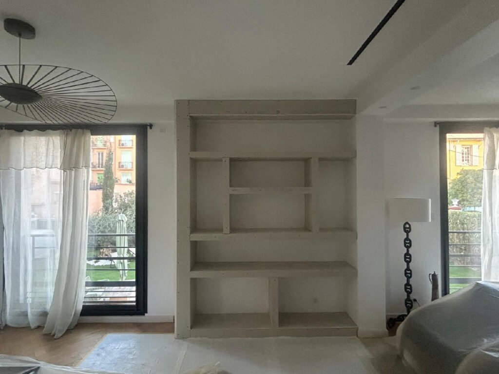 Habillage mural et niches en cours de réalisation