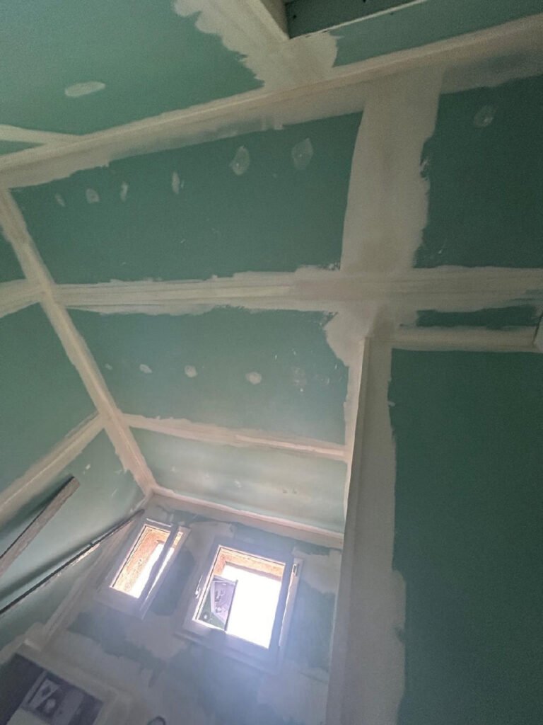 Plafond et raccords en plaques de plâtre pendant le chantier