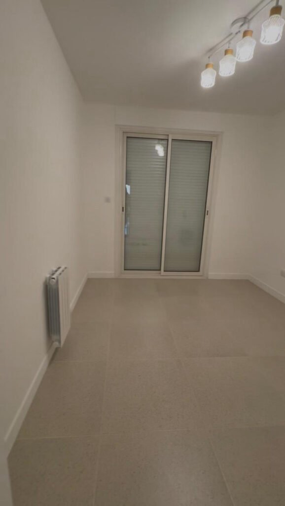 chambre bebe avant rénovation — appartement à Nice
