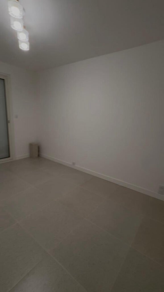 grande chambre avant rénovation — appartement à Nice