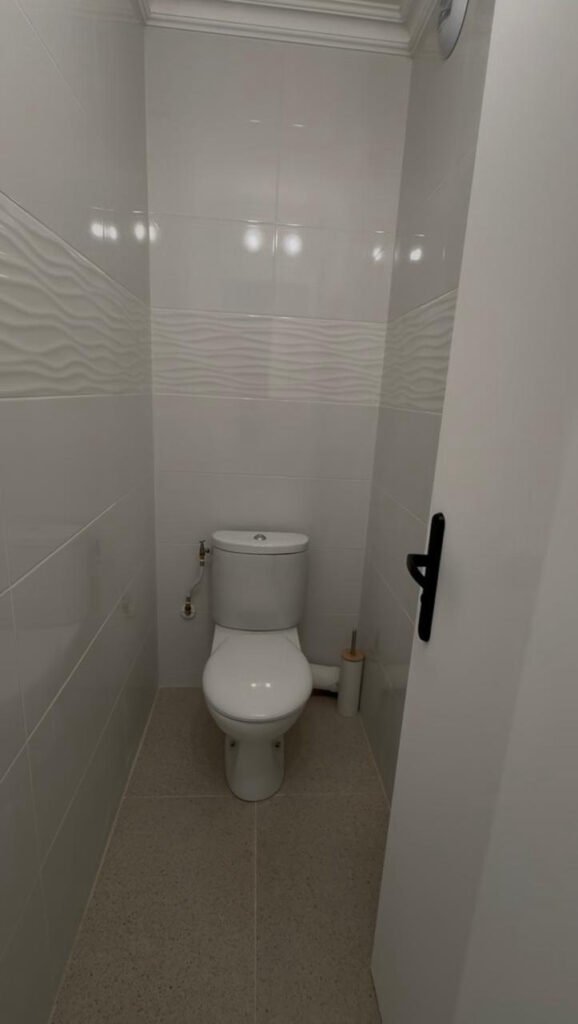 wc avant rénovation — appartement à Nice
